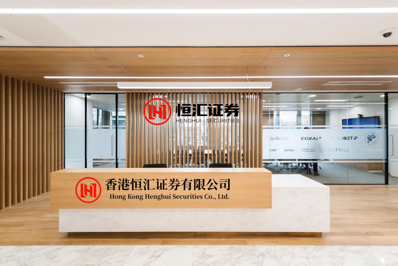 保宇配资 美股三大指数集体低开 超微电脑跌超27%